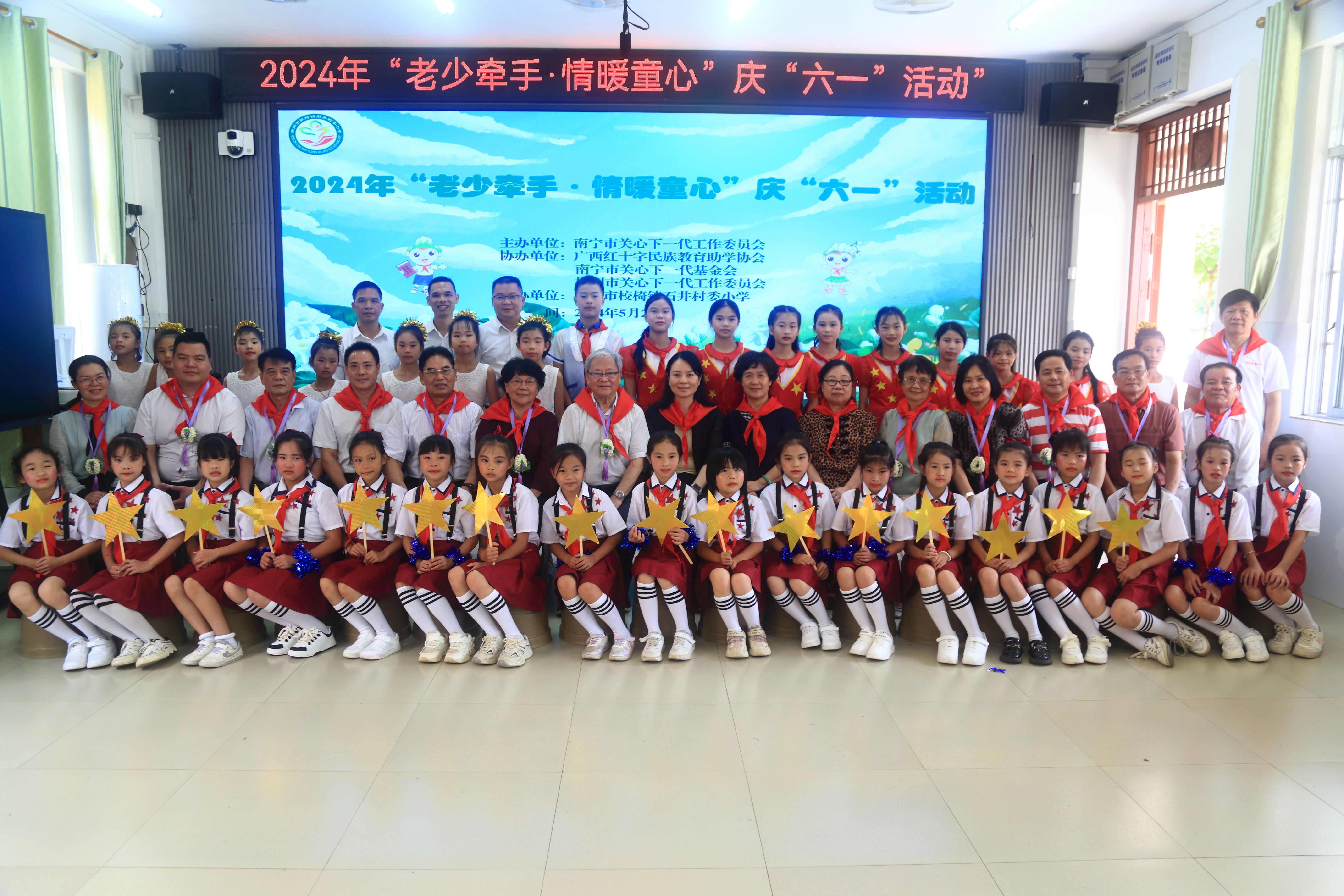 银发生辉送关爱 真情奉献护新苗